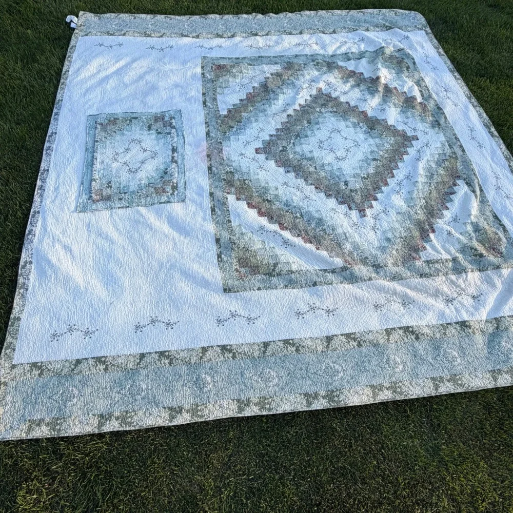 B+ JCPenney Home Collection Quilt Sage Green Floral Log Cabin Patchwork 120x110